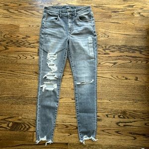New American Eagle Size 6 Grey Ripped Skinny Jeans